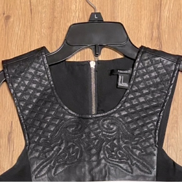 Sleeveless sexy Romper with leather-look quilted front on jewel shaped bodice❤️ - Picture 2 of 11